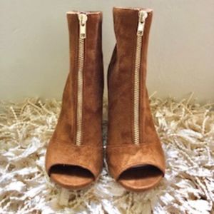 Chic Tan and Gold High Heel Sandals